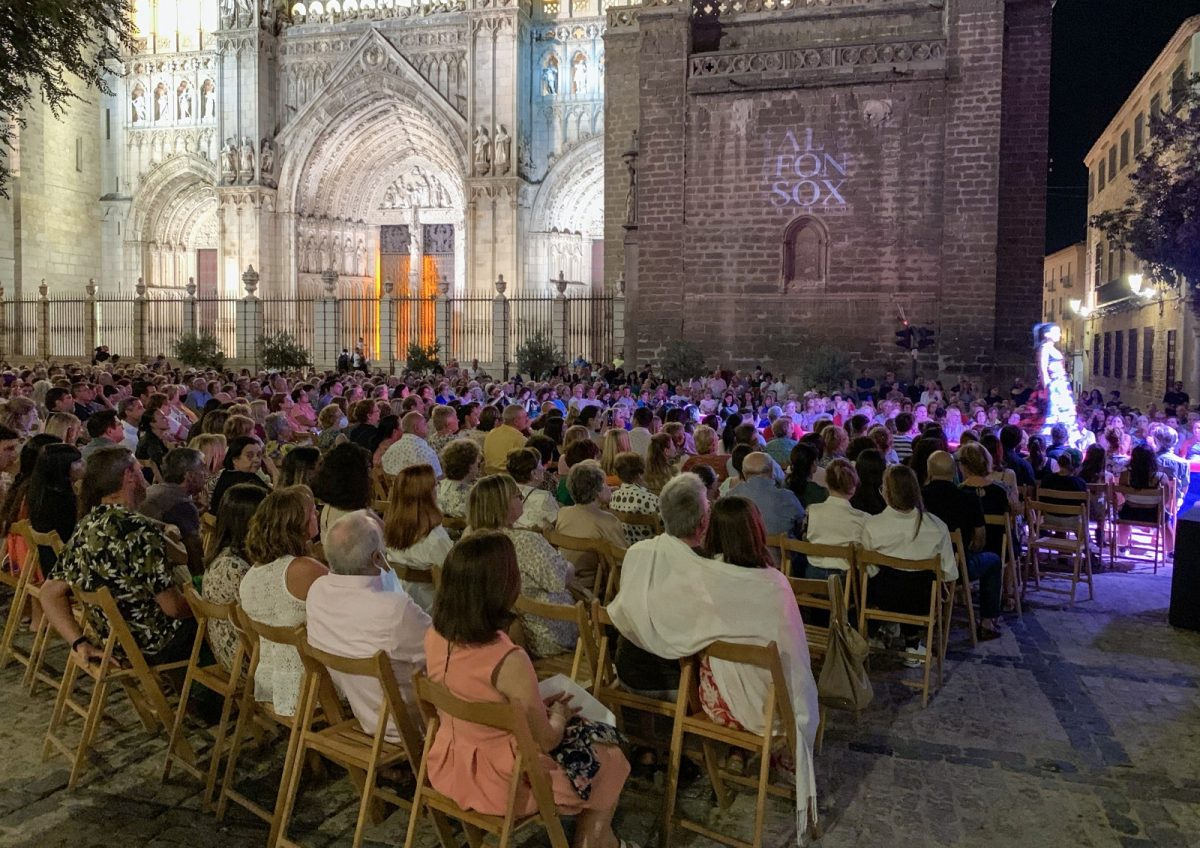  Ovación cerrada en la plaza del Ayuntamiento de Toledo al diseñador toledano José Sánchez por su puesta en escena de ‘Resurgir’ 