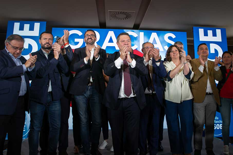 Emiliano García-Page gana las elecciones con 17 escaños y mantiene su mayoría absoluta, PP consigue 12 y Vox alcanza 4