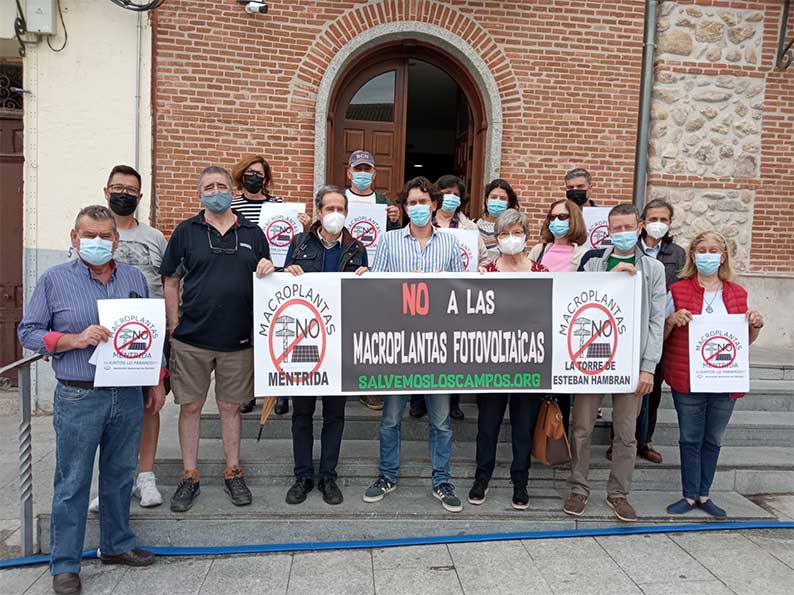 Méntrida dice “NO” a las Macroplantas Fotovoltaicas: primera entrega de casi 1.500 firmas contra las licencias sin un plan de ordenación municipal