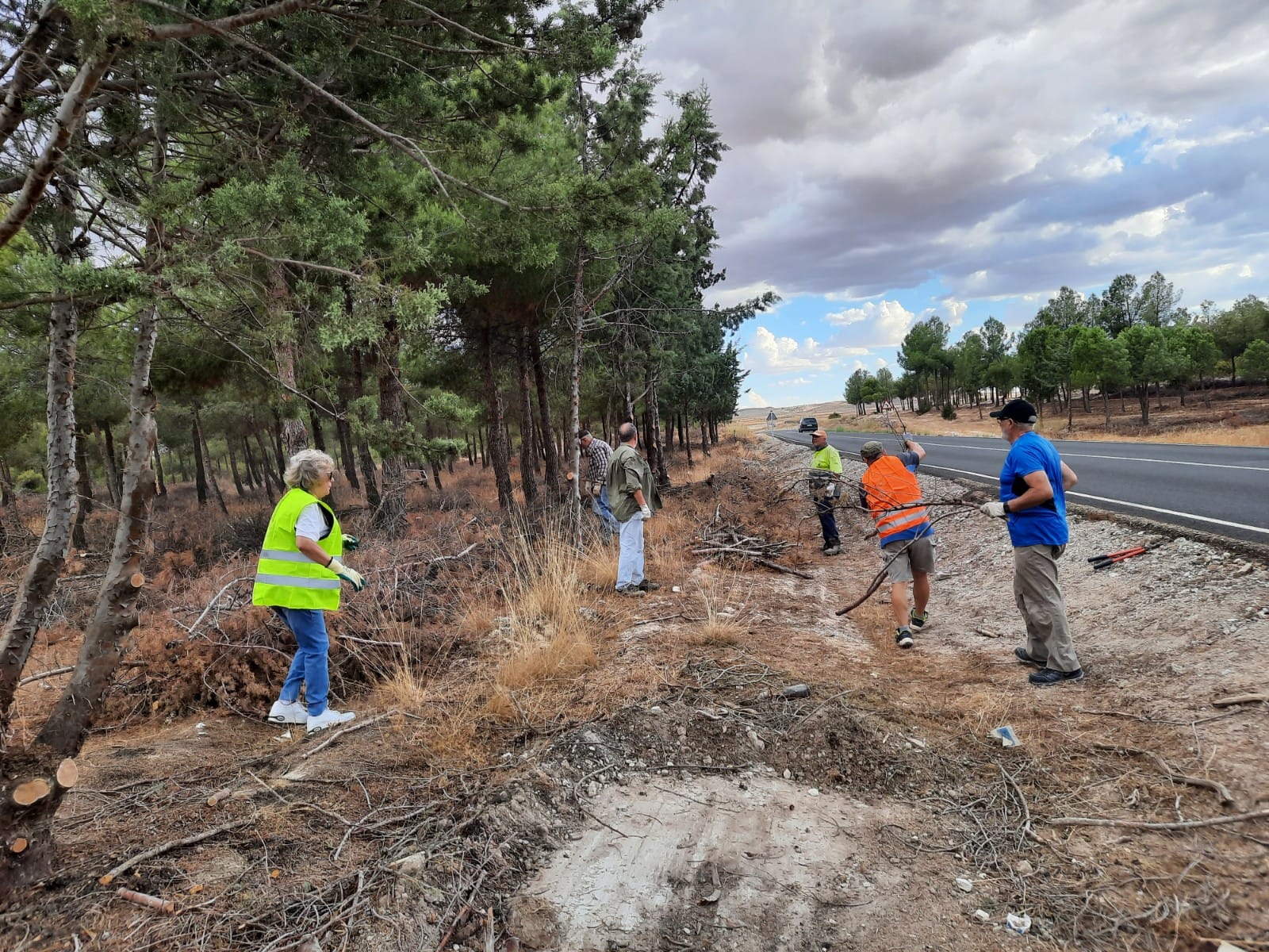 Santa Cruz de la Zarza realiza trabajos de prevención de incendios con medios propios