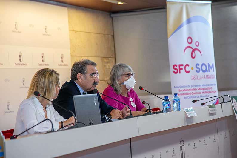 Jesús Fernández Sanz asiste a la inauguración de las III Jornadas de Investigación organizadas por la Asociación de Síndrome de Fatiga Crónica y Sensibilidad Química Múltiple de Castilla-La Mancha