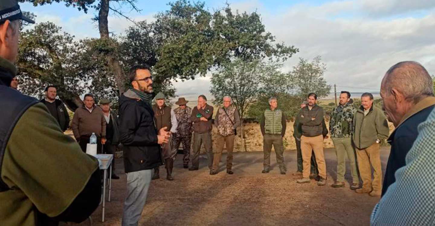 El Gobierno de Castilla-La Mancha celebra en Sevilleja de la Jara la primera montería pública de la temporada de caza que será pionera en España en el uso de munición sin plomo 