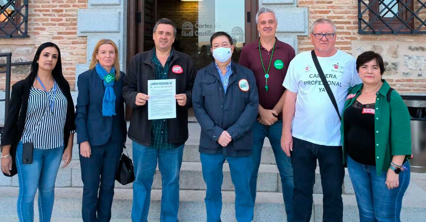 Los sindicatos con representación en la Mesa Sectorial del SESCAM se concentran ante las Cortes Regionales en una nueva jornada de movilizaciones