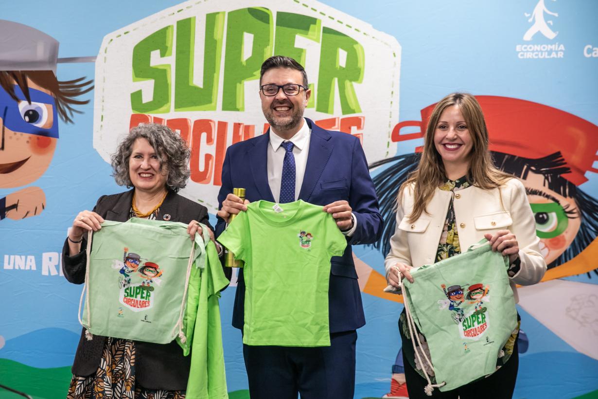 El Gobierno de Castilla-La Mancha presenta el concurso ‘Supercirculares 2024’ en el ámbito educativo con el objetivo de fomentar la reutilización y el reciclado del residuo textil