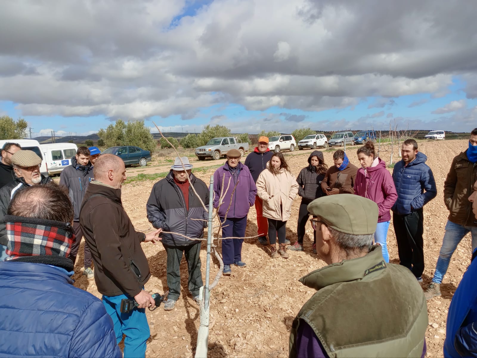 Una treintena de agricultores participaron en el taller de poda del pistachero