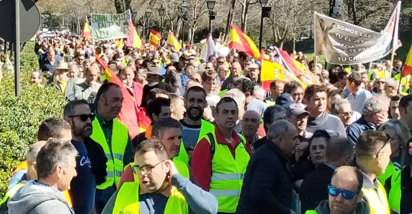 4.500 manifestantes arropados por 350 tractores claman interlocución con una tractorada