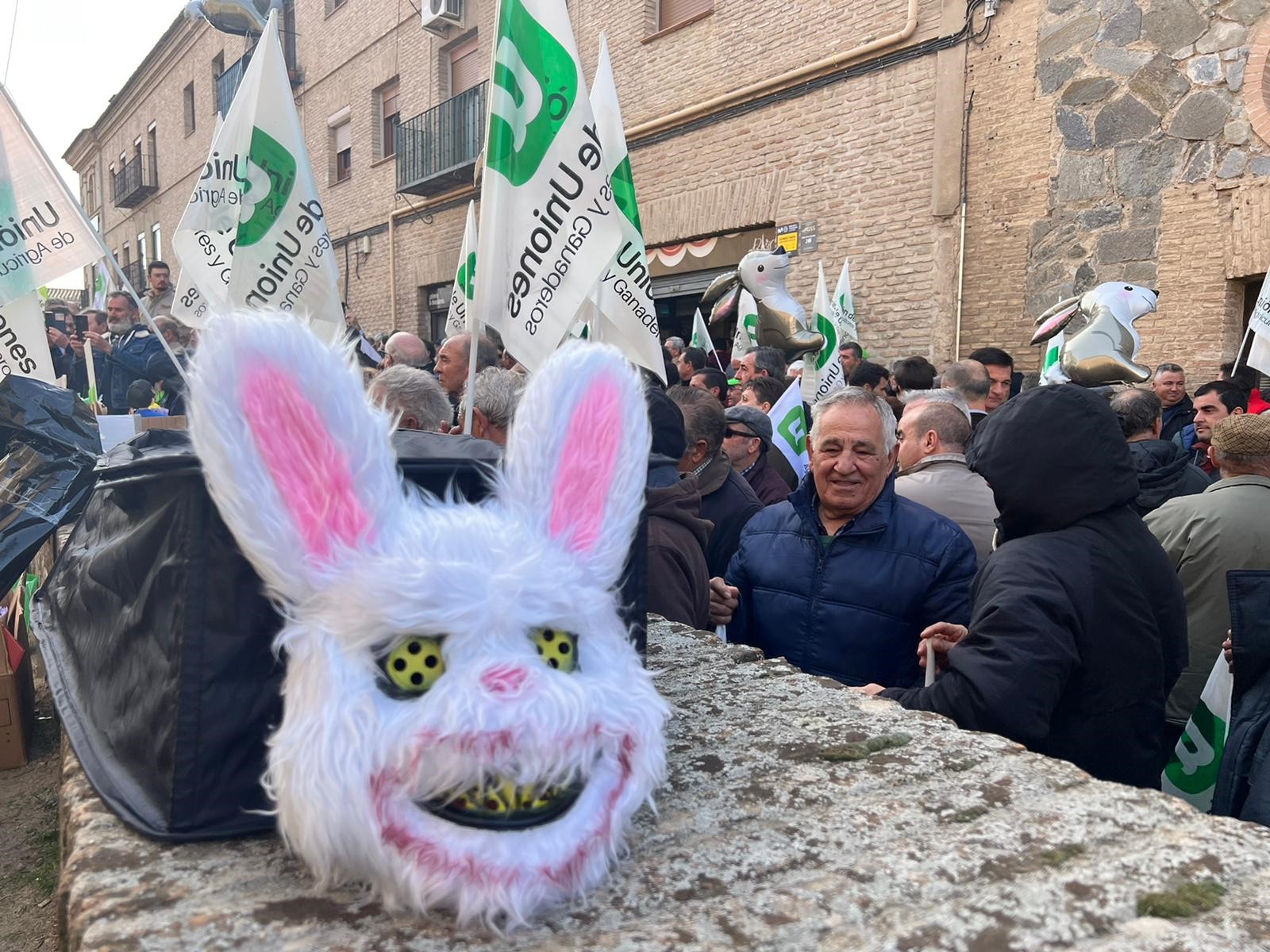 Unión de agricultores y ganaderos de Castilla-La Mancha y la Plataforma de damnificados por la plaga de conejos, convocan una concentración para el 26 de abril en Toledo