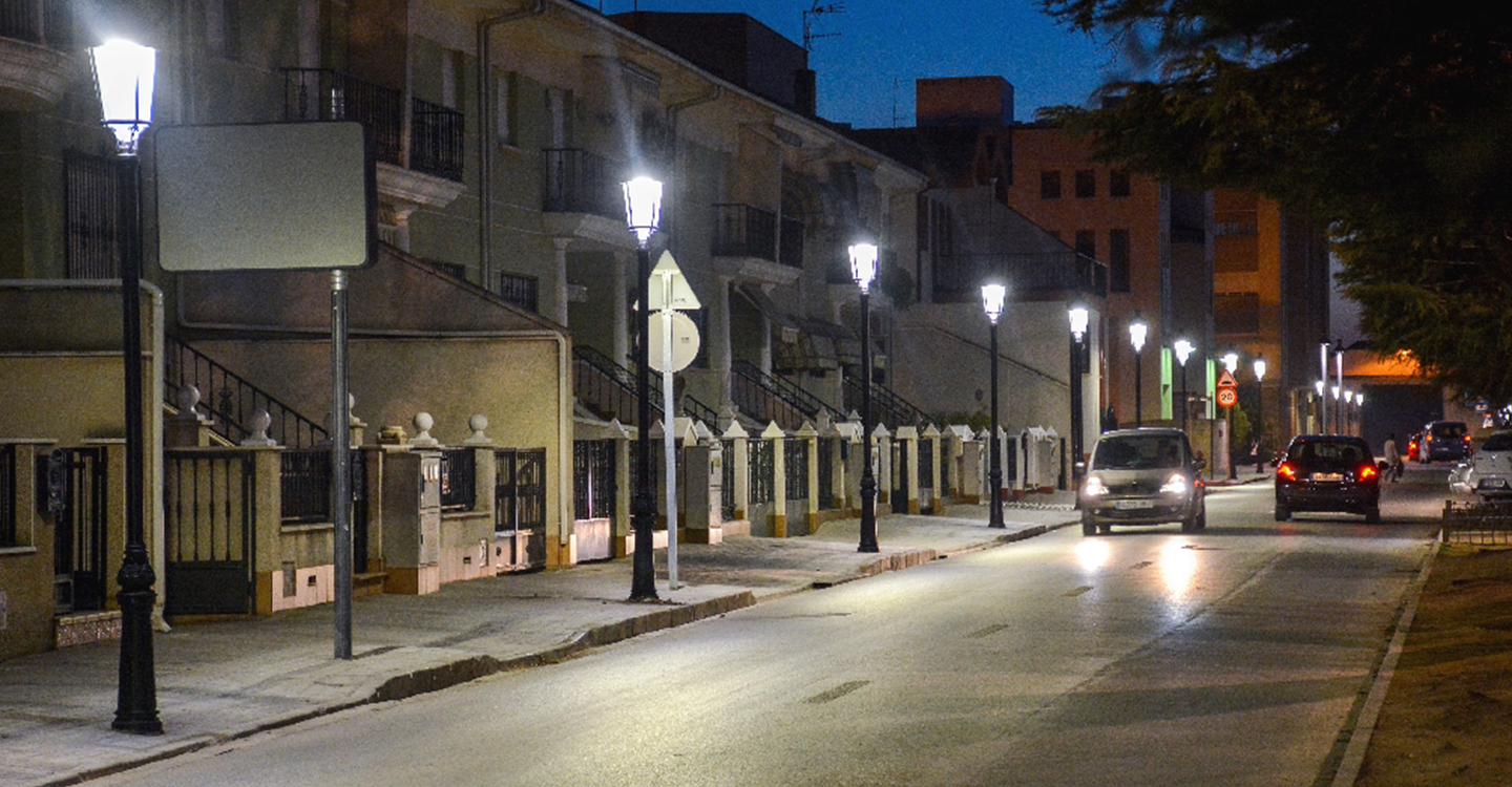 Lista la nueva iluminación en la calle Socuéllamos a la altura del parque Urbano Martínez