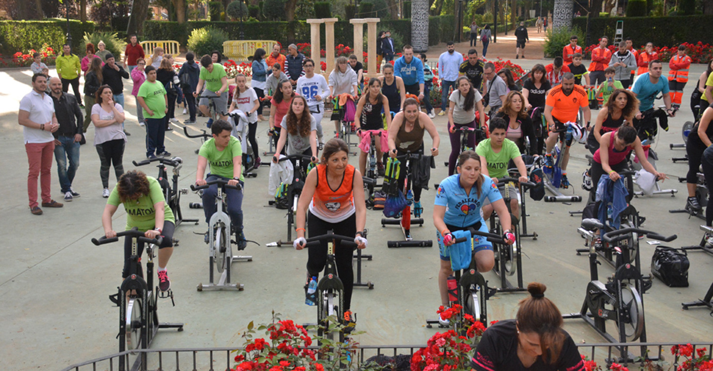 Deporte y solidaridad se unen a beneficio de AMATOU en el parque de la Constitución