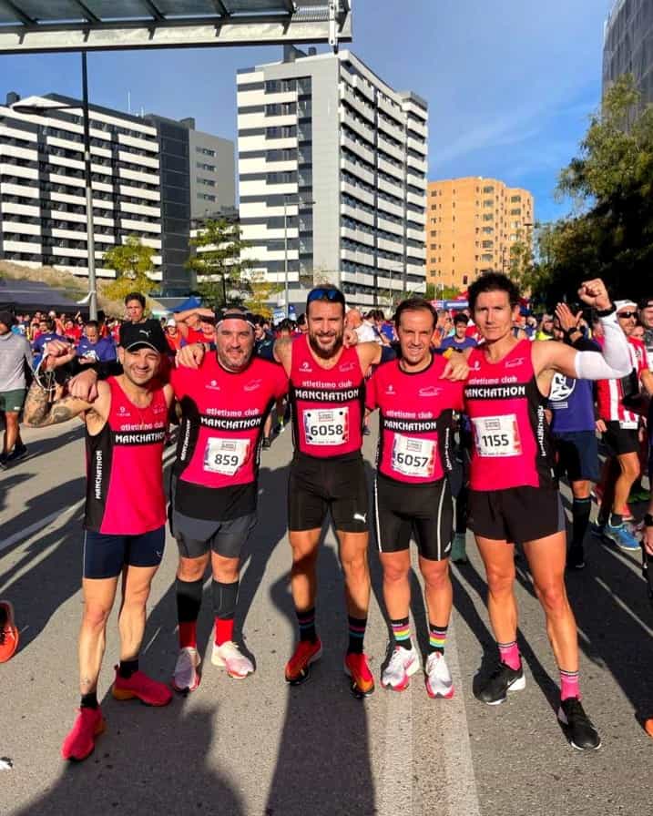 Cinco representantes del A.C. Manchathon lucieron la bandera y colores de Tomelloso en la "10k El Derbi de las Aficiones"