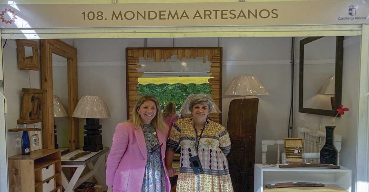 Inmaculada Jiménez visita el stand de Mondema Artesanos en la XLI Feria de Artesanía de Castilla-La Mancha (FARCAMA)
