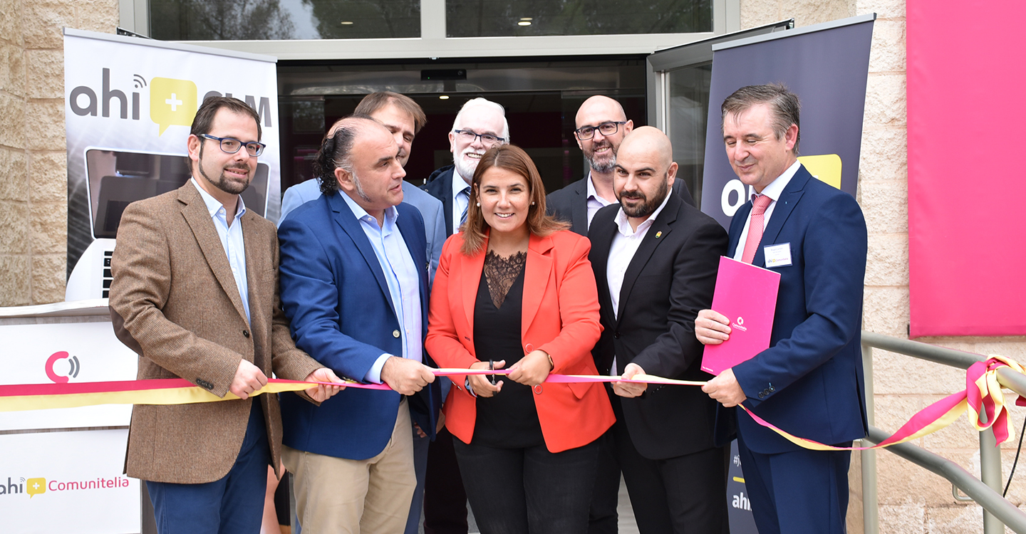 Agustina García Élez, Consejera de Fomento, y Francisco Barato, Alcalde accidental de Tomelloso asisten a la inauguración de la nueva sede deAhí+ Comunitelia