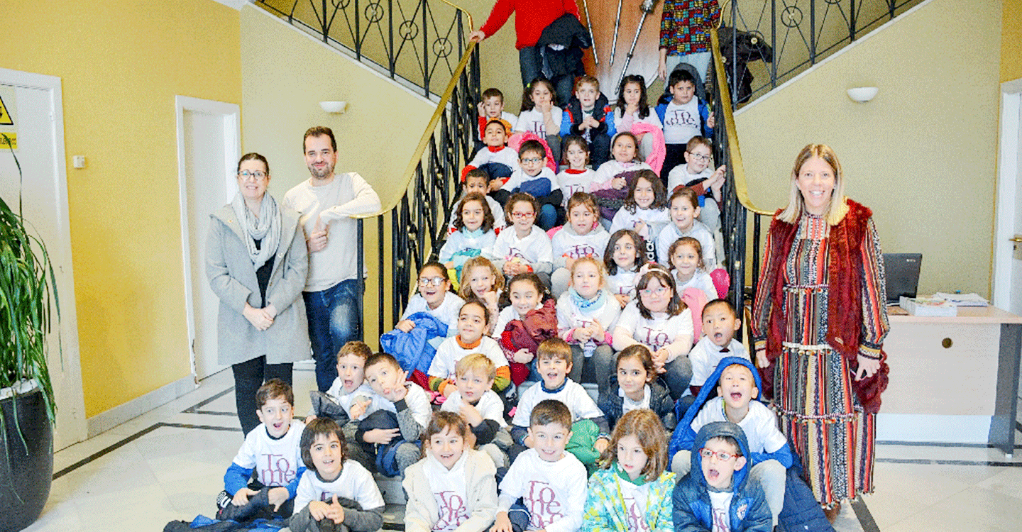 Un grupo de escolares del colegio Doña Crisanta visita el Ayuntamiento