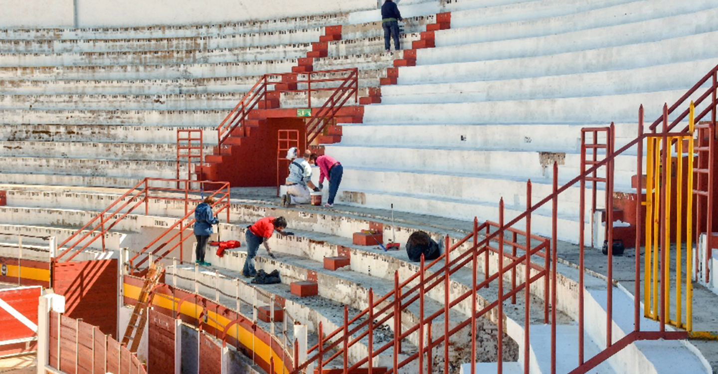 Iniciados diversos trabajos de pintura y mantenimiento en la plaza de toros
