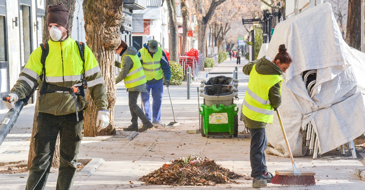 El Ayuntamiento continúa reforzando el servicio de limpieza viaria de la ciudad