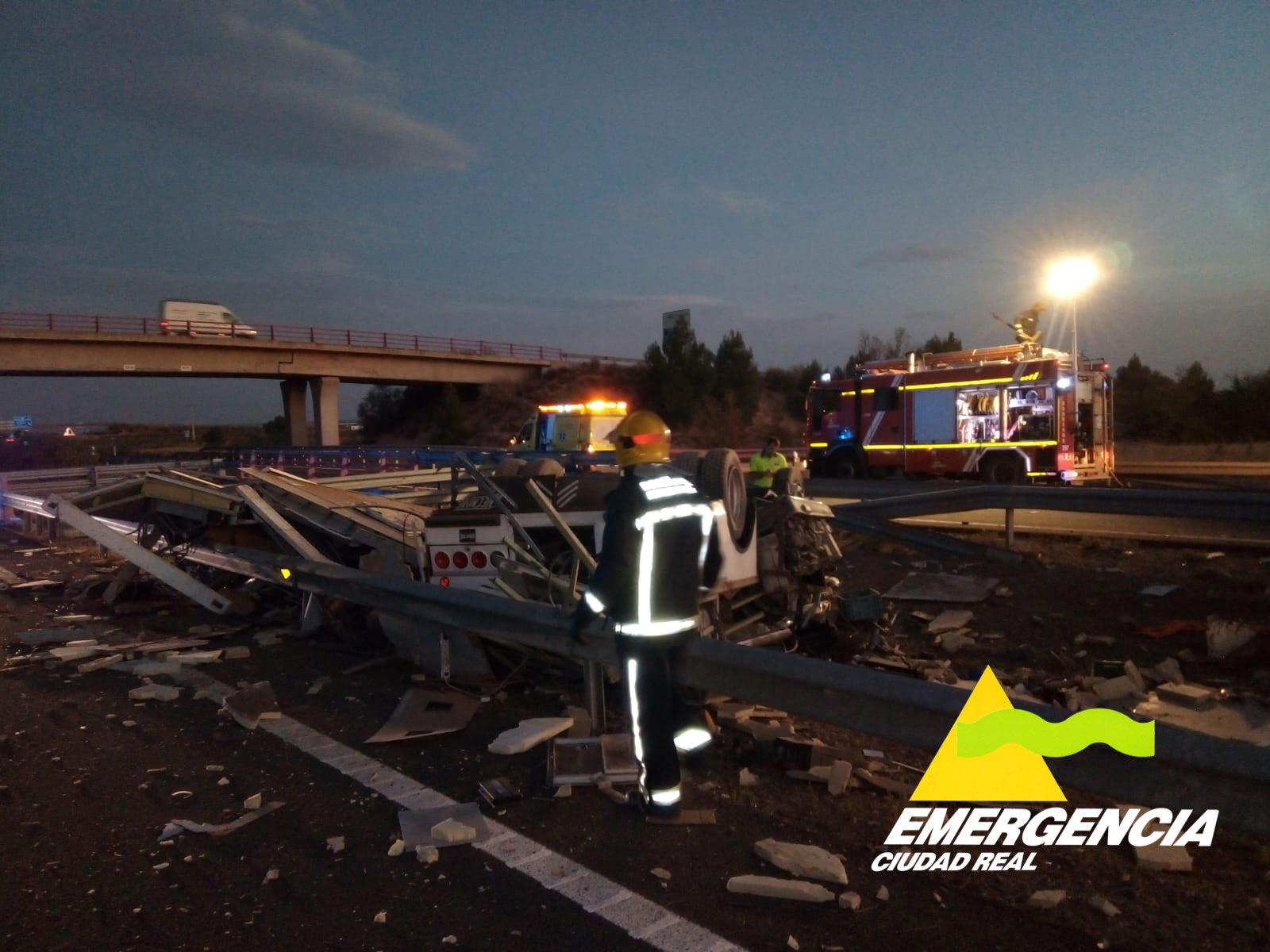 Un camión vuelca en la Autovía de los Viñedos cerca de Tomelloso