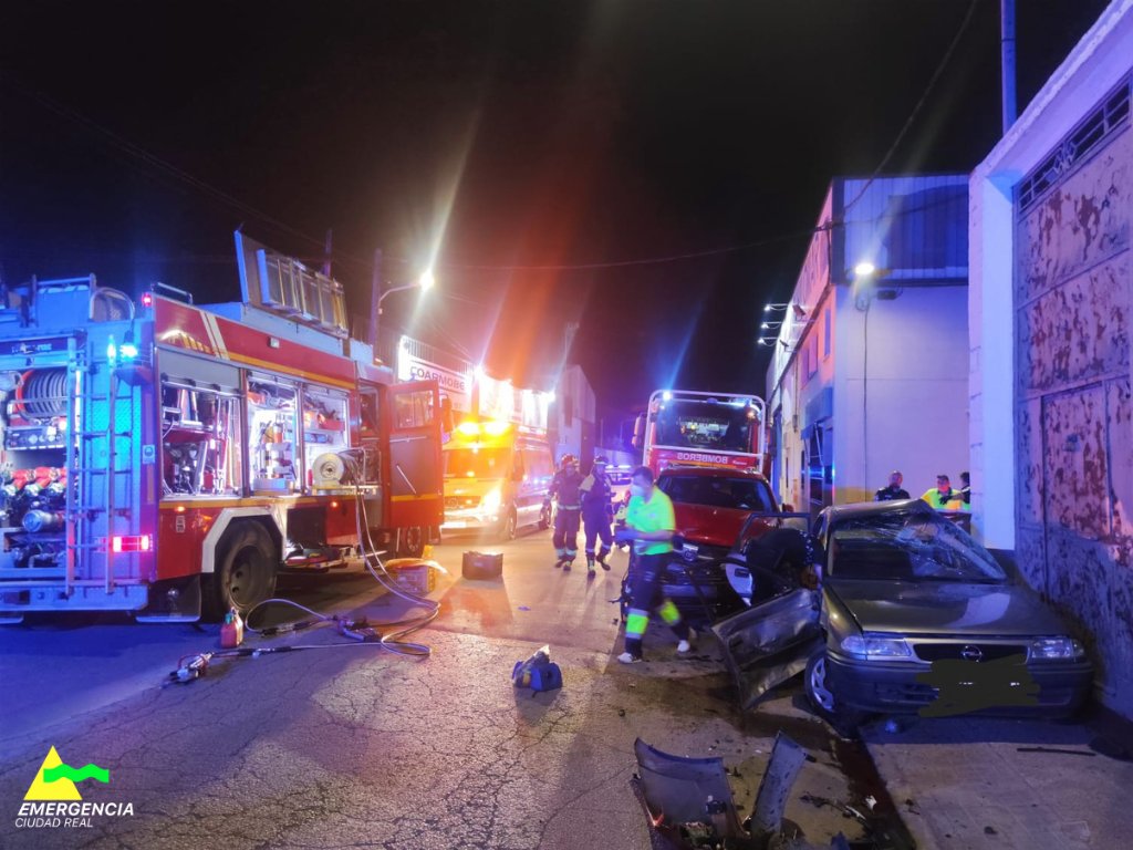 Accidente en Tomelloso con una mujer herida grave por la colisión fronto-lateral entre dos vehículos y una pared