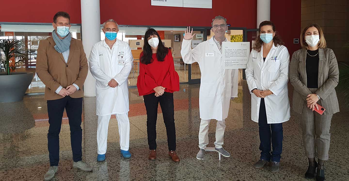 La AECC en Ciudad Real acerca el voluntariado   al Hospital de Tomelloso en forma de tótem