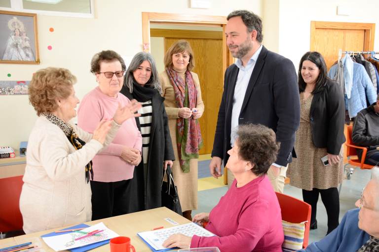 Un nuevo vehículo y  nuevos espacios para el uso y disfrute de los pacientes de AFAL