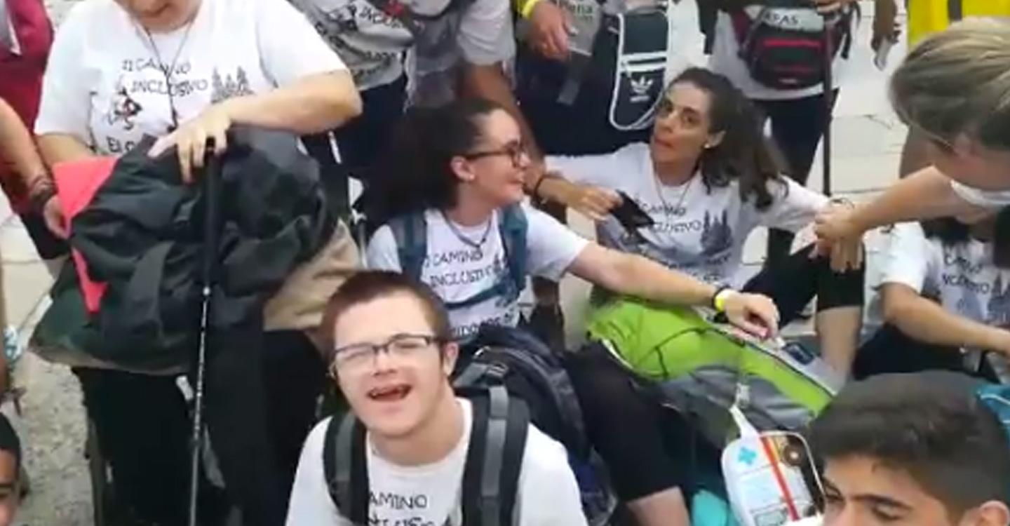 Video de la llegada de los peregrinos a la plaza del Obradorio. Fin del II Camino de Santiago inclusivo de AFAS y la Parroquia Nuestra Señora de los Ángeles de Tomelloso