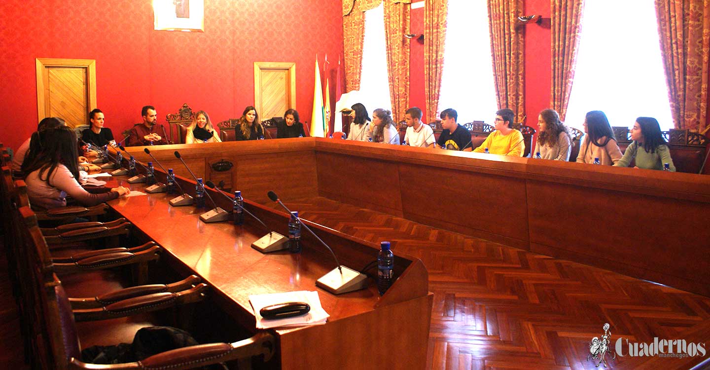 Alumnos de secundaria celebran la Constitución debatiendo sobre el Artículo 45 en el Ayuntamiento de Tomelloso