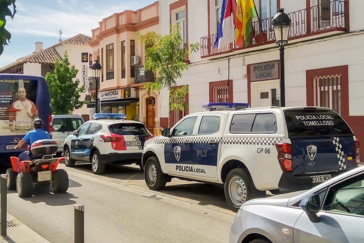 Agentes de La Policía Local de Tomelloso detienen tras una persecución a un individuo por amenazar con un cuchillo a una mujer
