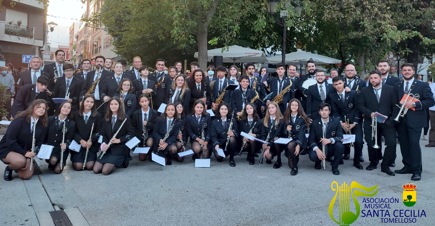 La Asociación Musical Santa Cecilia interpretó los pasodobles Pérez Barceló de Bernabé Sanchís Porta y Camino de Rosas de José Franco y Ribate en la Concha de la Música del parque del Paseo de San Gregorio de Puertollano