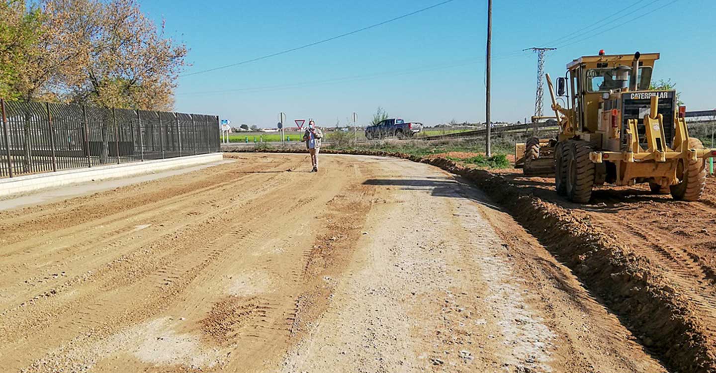 El Ayuntamiento de Tomelloso acomete mejoras en el camino que discurre junto a la Ciudad Deportiva
