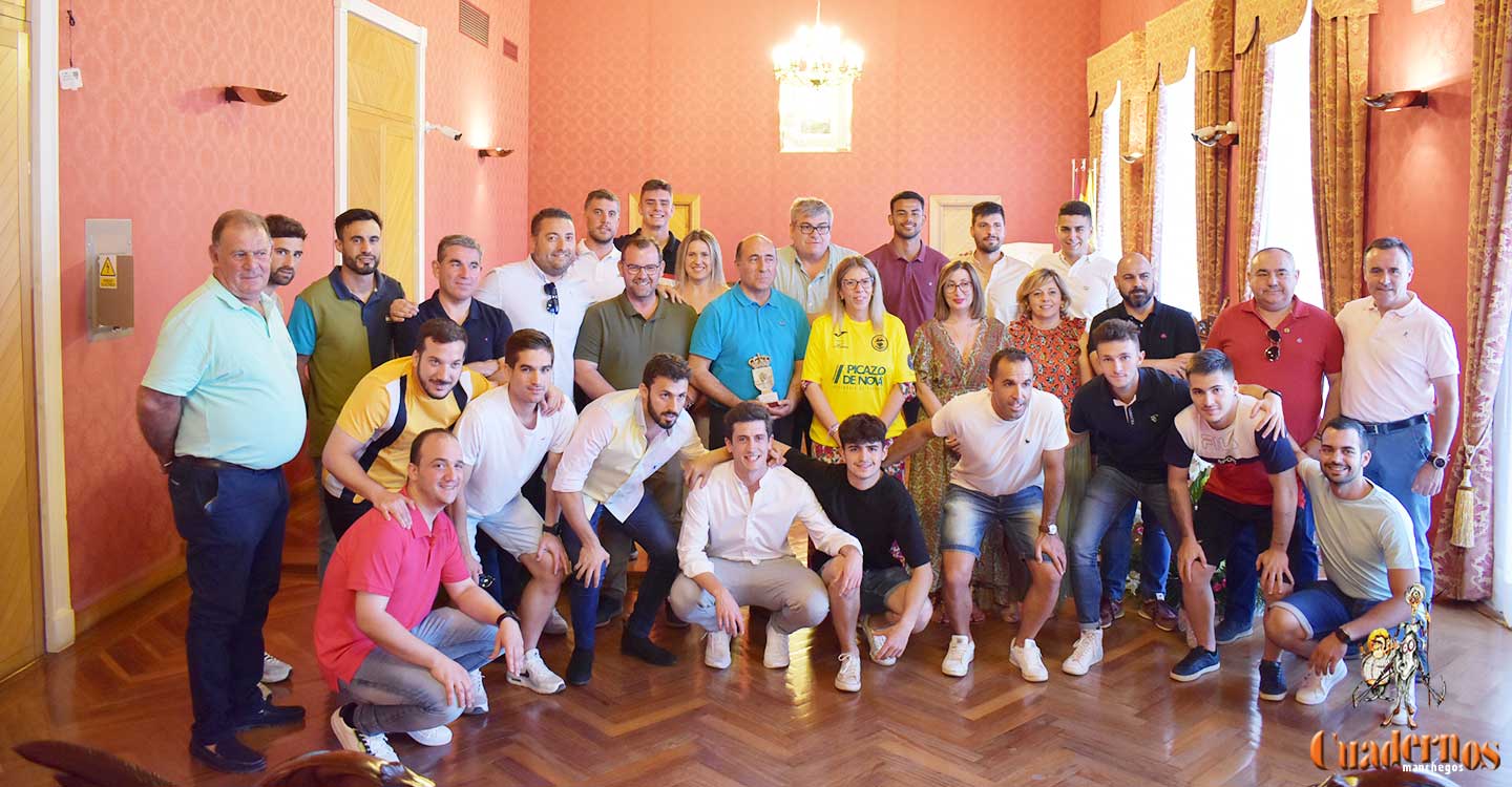 El Ayuntamiento felicita al Atlético Tomelloso por su reciente ascenso a Tercera División