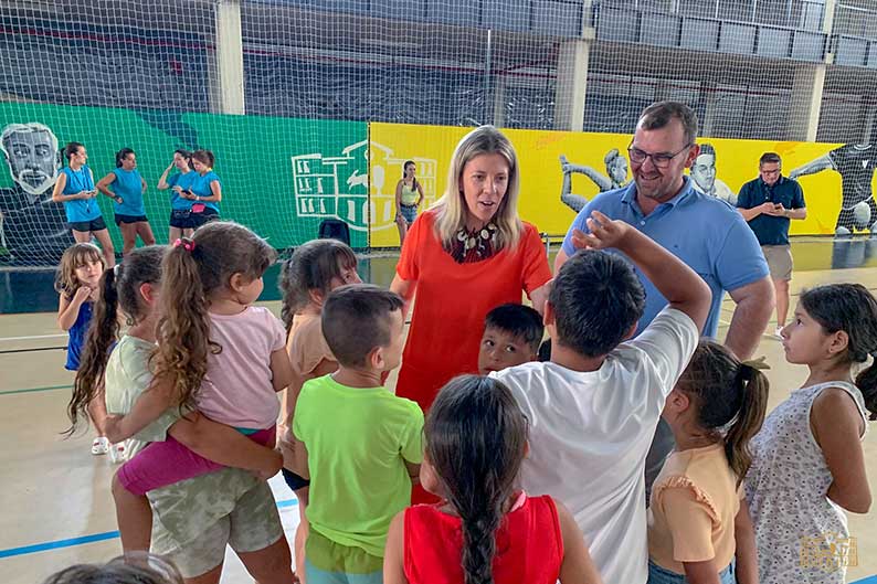 La alcaldesa de Tomelloso y el concejal de Deportes visitan el Campamento Urbano y el Clinic de Verano

