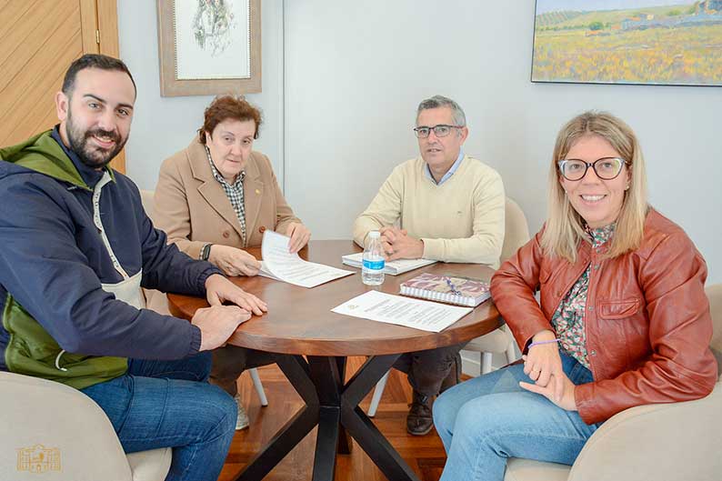 El Ayuntamiento de Tomelloso y Cáritas firman un convenio para la instalación de 10 contenedores de ropa usada en la vía pública

 