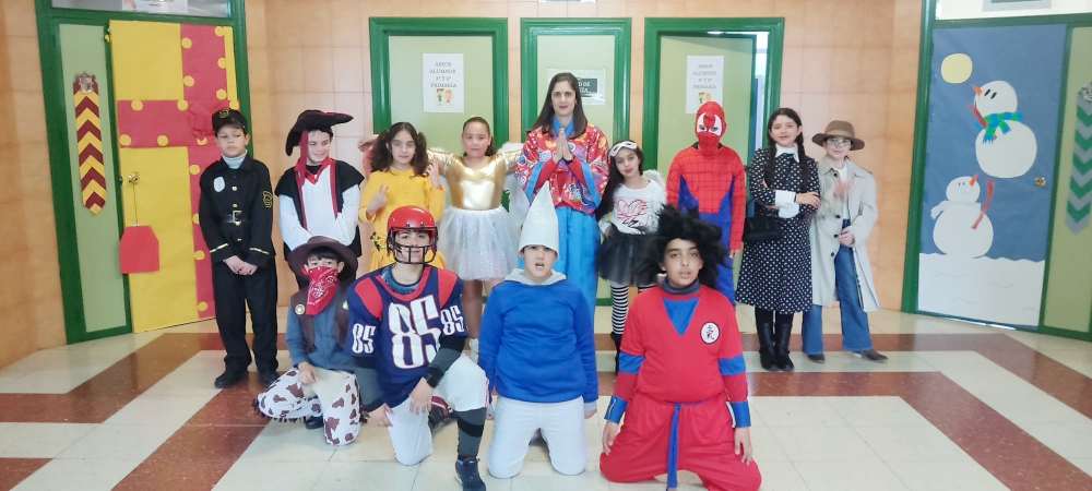 Disfraces variados y buen ambiente en el desfile de carnaval del CEIP Almirante Topete