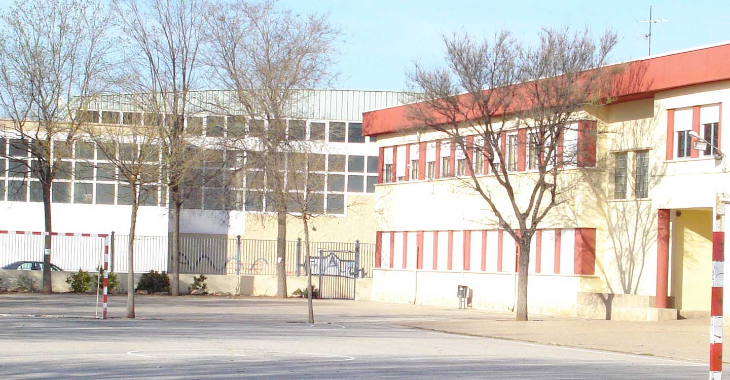 El claustro del CEIP San Antonio manda un mensaje de ánimo a toda la comunidad educativa y aprovecha para celebrar el Día Internacional del Libro de una manera especial.