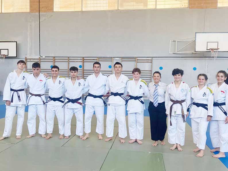 El C.D. de Judo Tomelloso termina la temporada de entrenamientos con la entrega de los nuevos cinturones negros