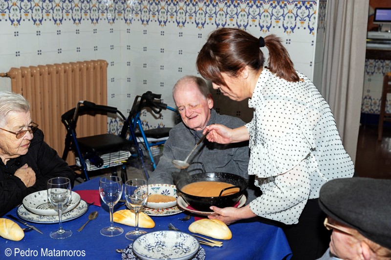 Más de veinte ancianos de la Residencia San Víctor disfrutaron de una comida solidaria ofrecida por la Taberna del Casino de Tomelloso