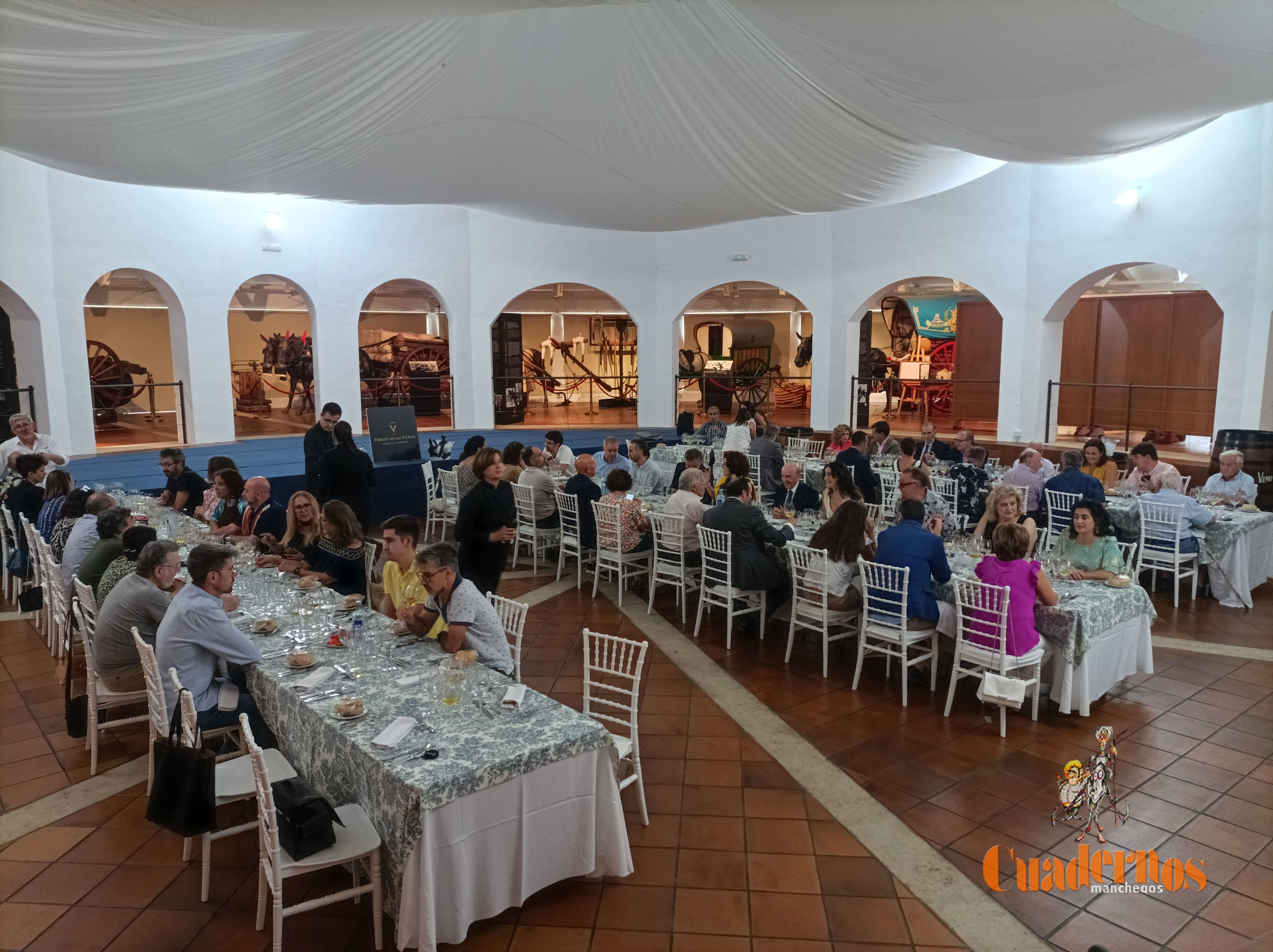 La Cooperativa Virgen de las Viñas Bodega Almazara de Tomelloso reúne a prensa y artistas en su ya tradicional comida de vendimia
