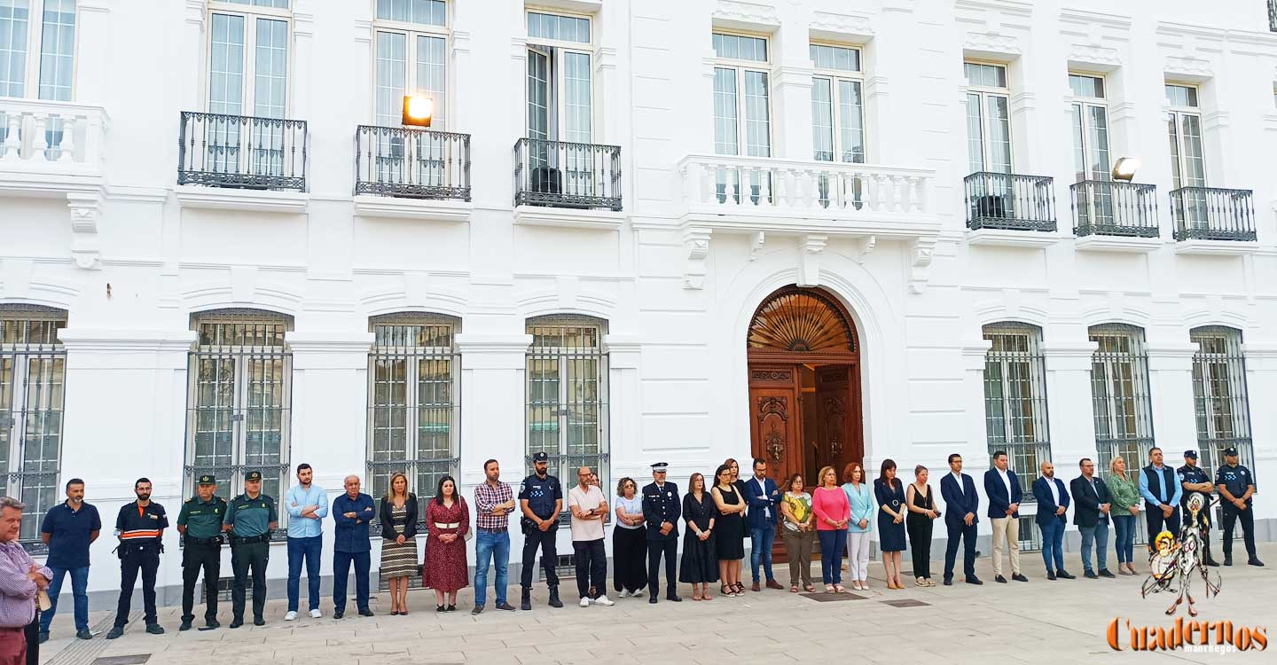 La ciudad de Tomelloso condena el asesinato machista de  Luisa Cepeda guardando tres minutos de silencio en la Plaza de España