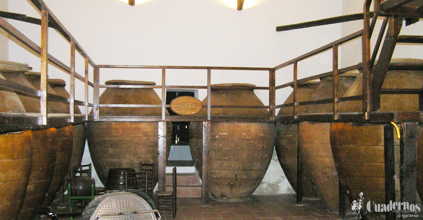 Juan Navarro nos presenta su cuidada y preciosa bodega con tinajas de barro y cemento, estas últimas construidas por tomelloseros, en su finca del poblado de Colonización, “Consolación”.