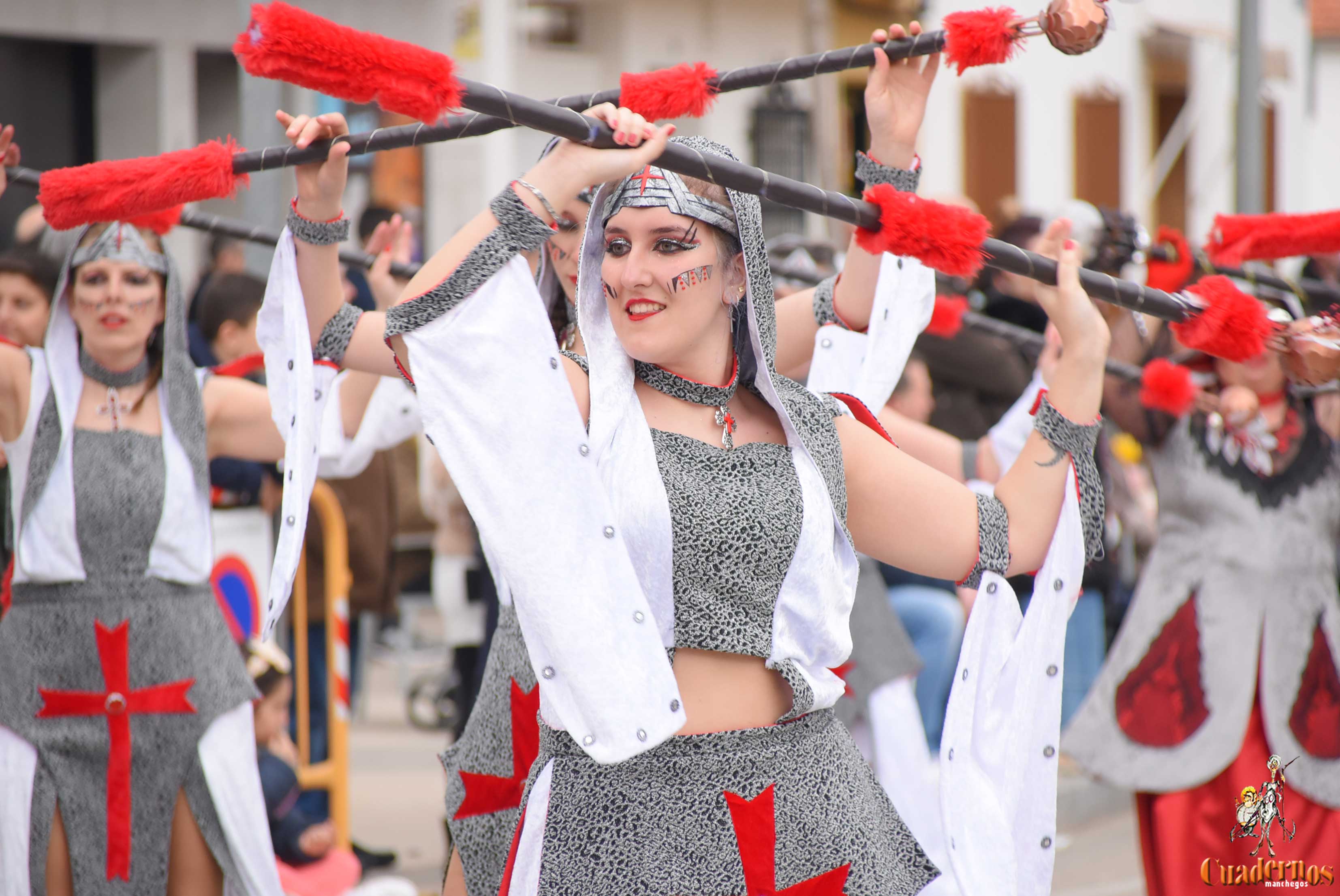 El XXXV Desfile Nacional de Carrozas y Comparsas llena de color las calles de Tomelloso