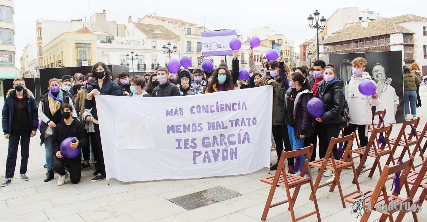 Tomelloso sale a la calle mostrando su total rechazo a la violencia de género en el 'Día Internacional de la Eliminación de la Violencia contra la Mujer'