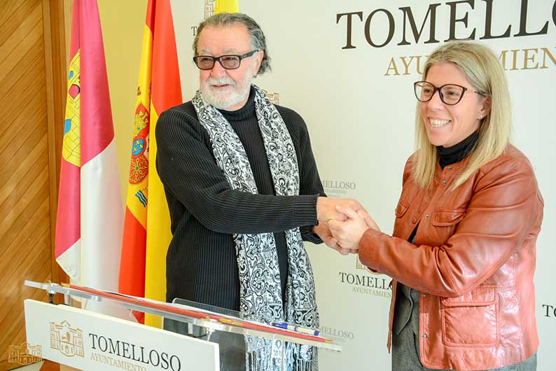 
Inmaculada Jiménez agradece a Dionisio Cañas la donación de su biblioteca particular al Ayuntamiento de Tomelloso
