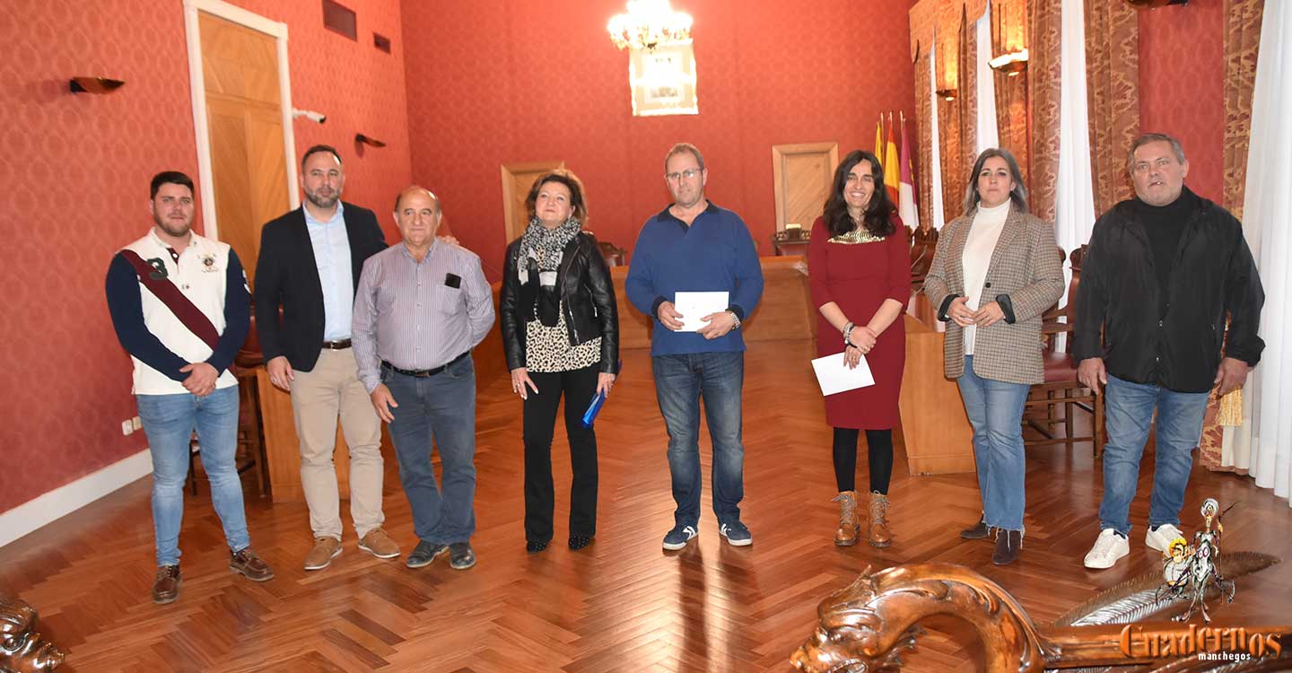 La Banda de Cornetas Jesús del Perdón dona 700 euros a la junta local de la Asociación Española contra el Cáncer y otros 700 a AARFATOM