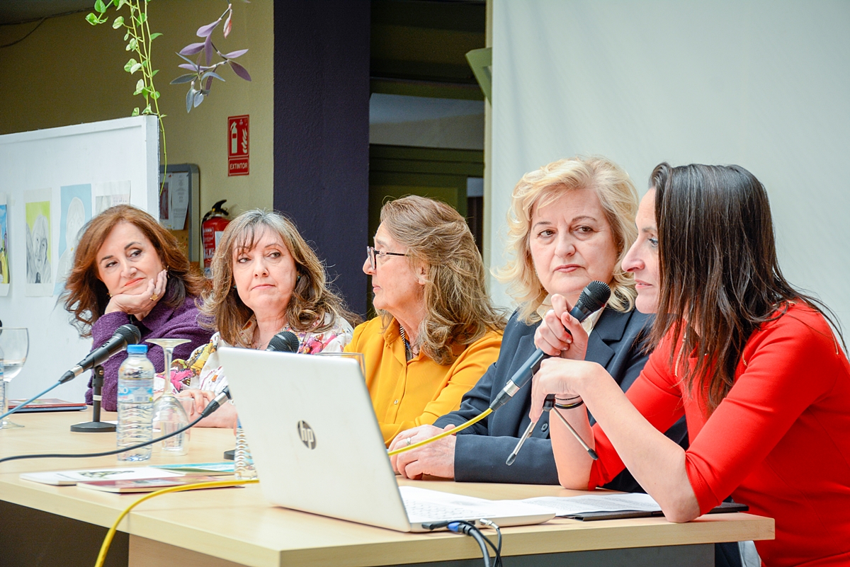 Natividad Cepeda participa en un encuentro literario en la EASDAL de tomelloso para celebrar el Día del Libro