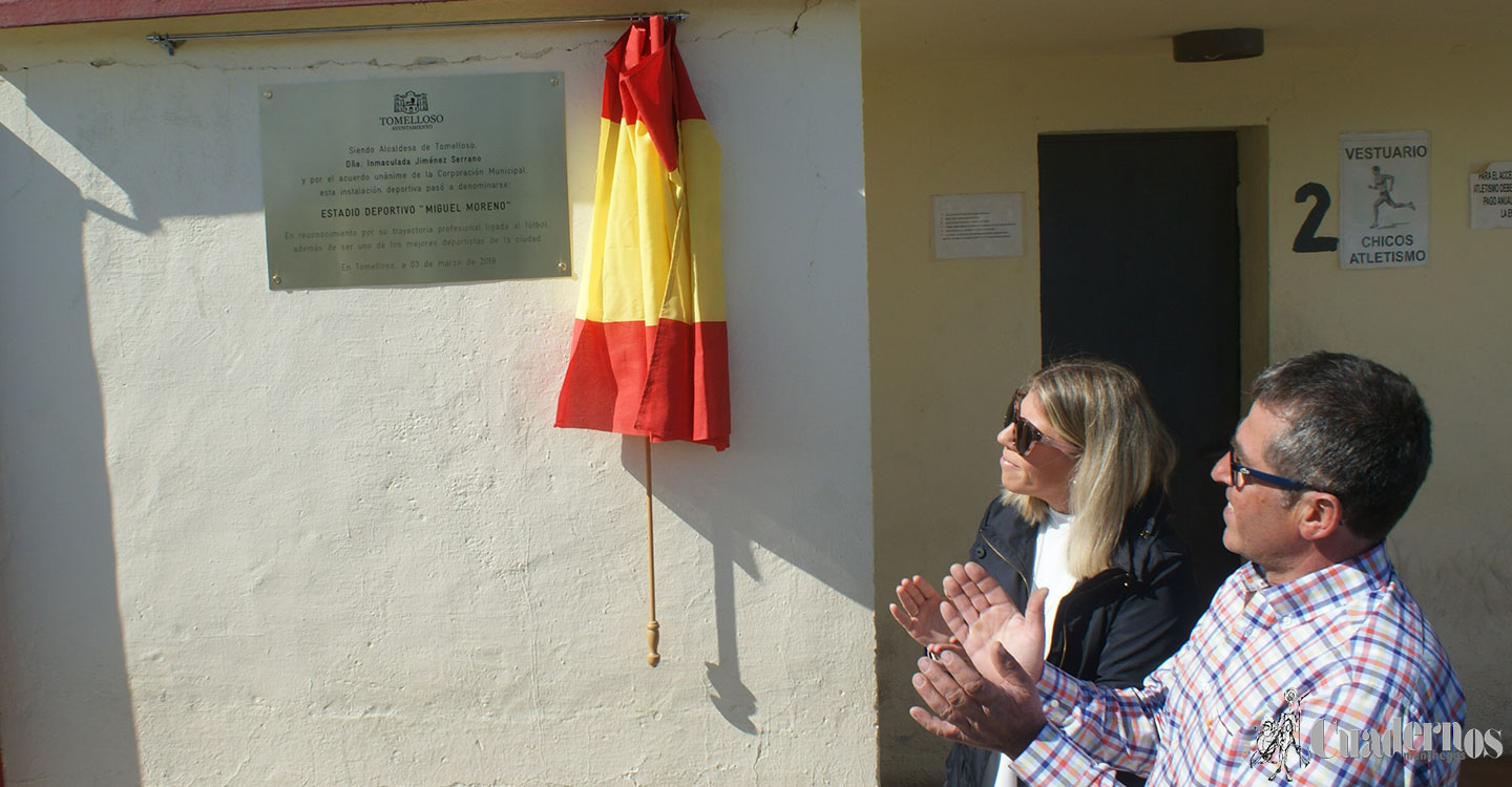 El Ayuntamiento de Tomelloso rinde homenaje al deportista Miguel Moreno dando nombre al Estadio Deportivo Miguel Moreno con una placa conmemorativa