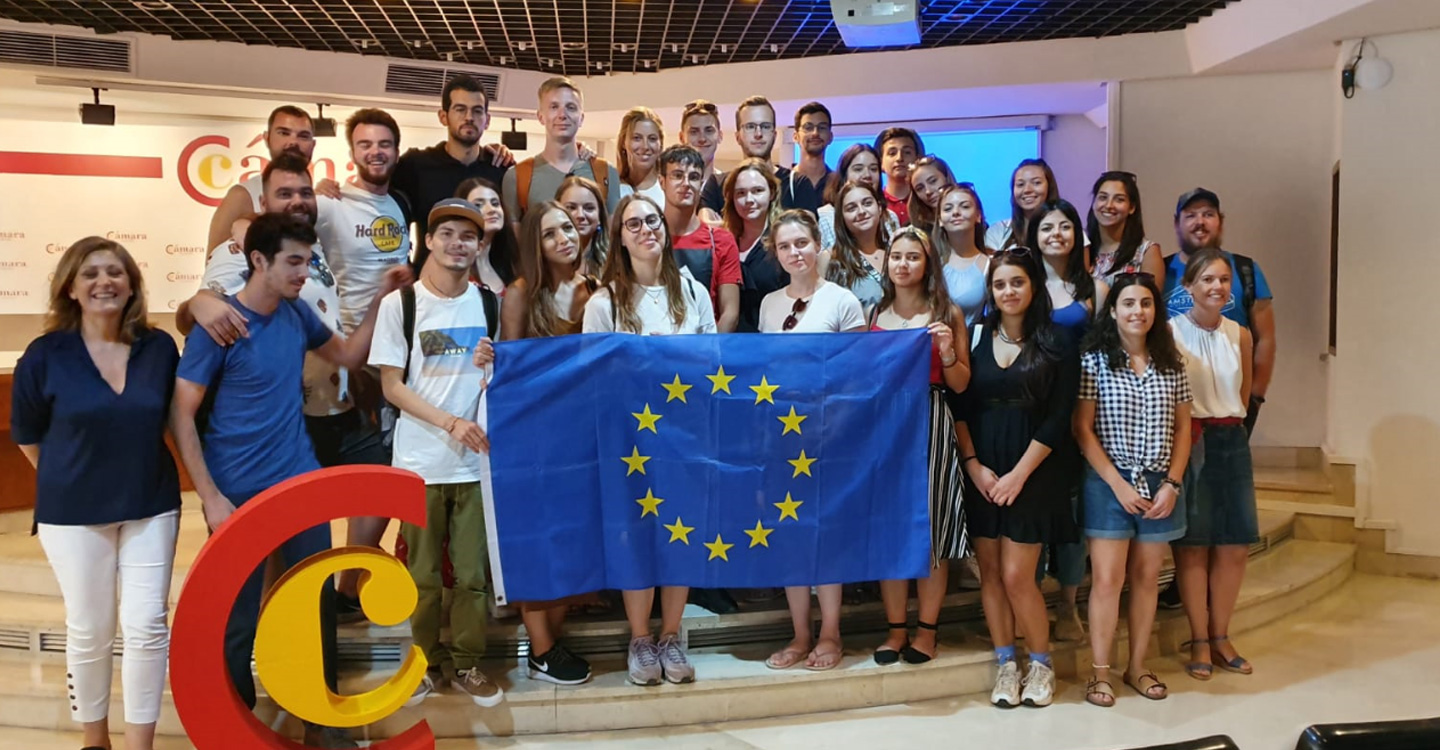 El grupo de jóvenes europeos descubre las oportunidades del programa de Garantía Juvenil en la Cámara de Comercio y hoy visitarán Tomelloso