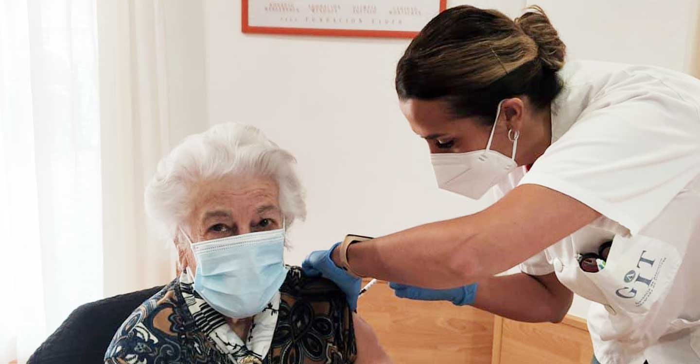 Encarna Gallardo, de 94 años y residente de Elder, primera tomellosera en recibir la tercera dosis de la vacuna contra la covid-19 