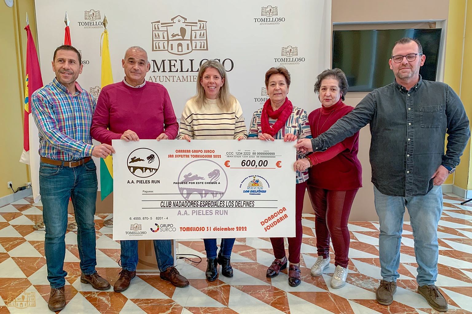 La alcaldesa y el club “Pieles Run” entregan 600 euros recaudados en la “San Silvestre Tomellosera 2022”, al club de Nadadores Especiales “Los Delfines”
