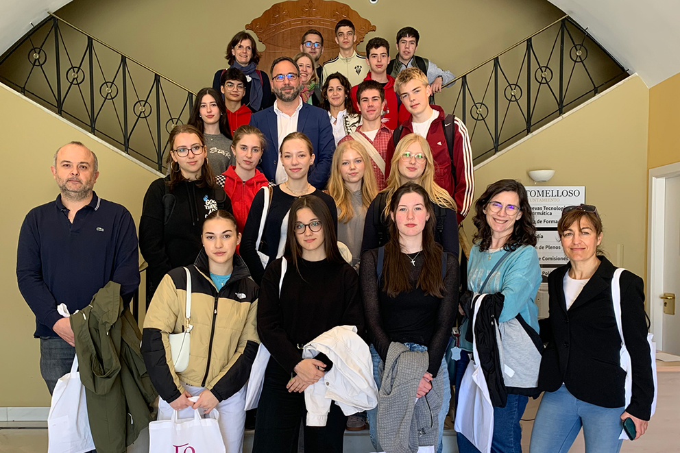 Estudiantes alemanes que participan en un intercambio Erasmus con el IES Alto Guadiana visitan el Ayuntamiento de Tomelloso