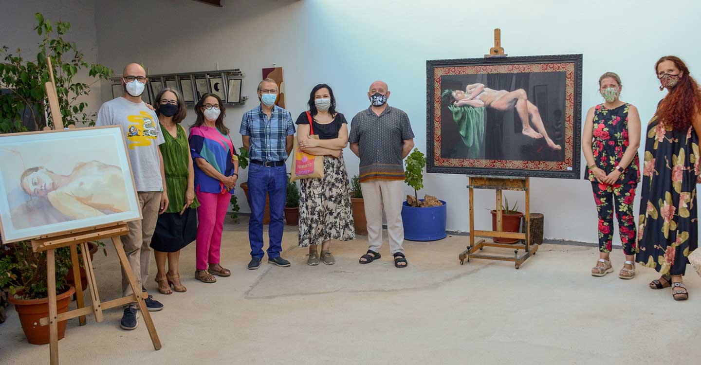 Inmaculada Jiménez visita la exposición del grupo de pintores “Jueves al desnudo”
