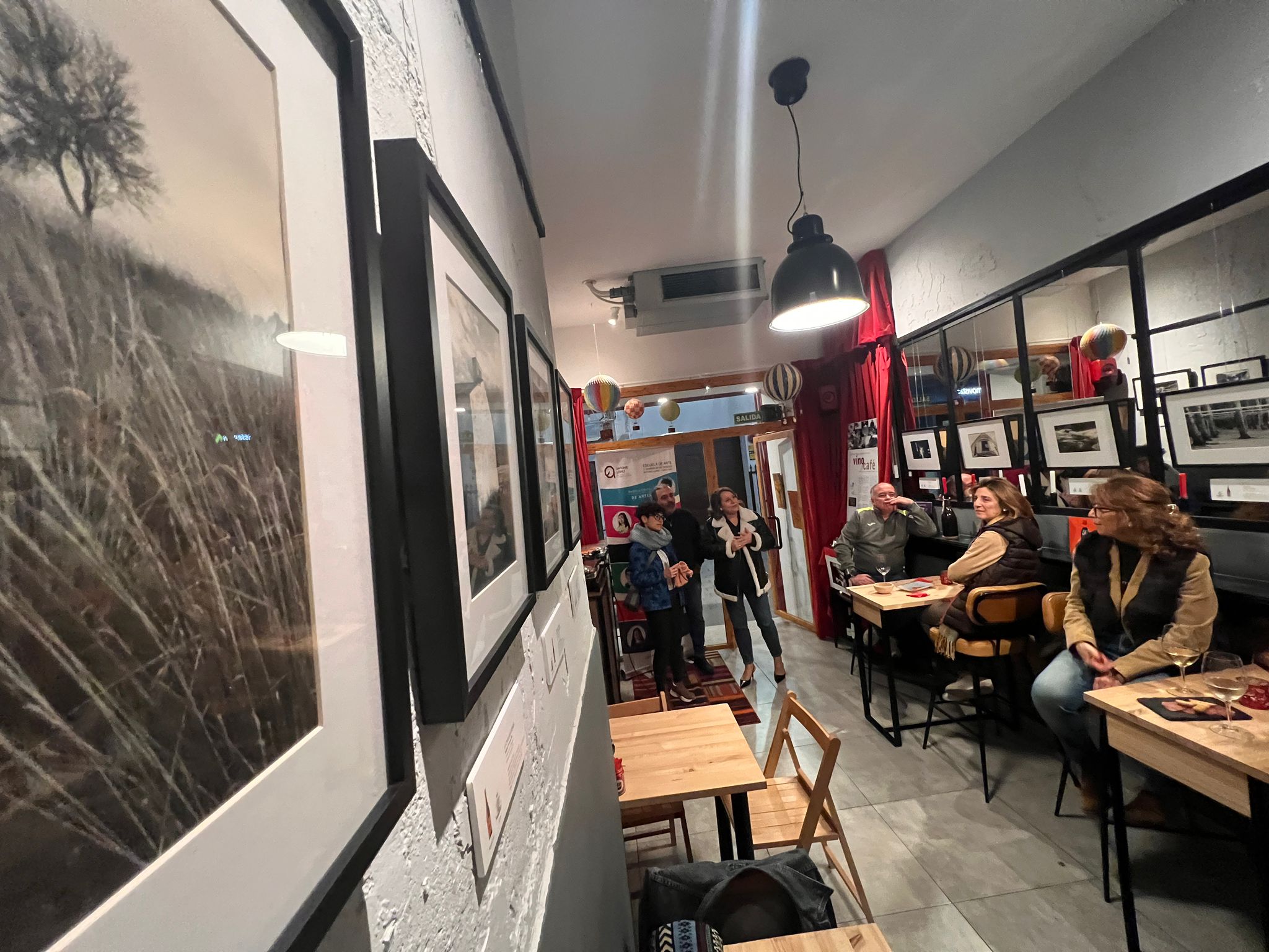 La Exposición Fotográfica del Taller de revelado experimental con vino y café del alumnado de la EASDAL de Tomelloso abre sus puertas en el Beat Wines